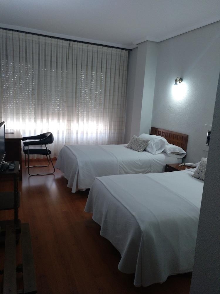 Hotel Marques De Santillana Torrelavega Exteriér fotografie